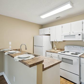Seasons Apartments - A kitchen with white appliances and a granite counter - Apartments Near Me - Statesboro, Georgia Seasons Apartments - A kitchen with white appliances and a granite counter - Apartments Near Me - Statesboro, Georgia