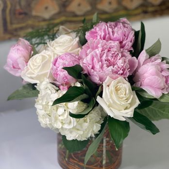 Designs by Guzzardo's - Floral Designers Near Me - Milwaukee, Wisconsin