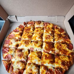 Saucy Sisters - Peperoni pizza with extra cheese