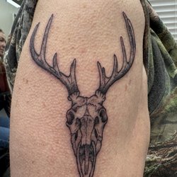 Body Piercing Unlimited & Tattoo - White tail deer skull