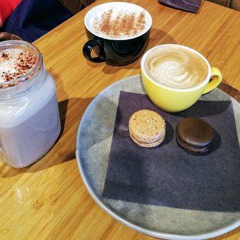 La Maison Smith - Left to right: hot chocolate, chai latte, latte and hazelnut and chocolate macarons - Coffee & Tea Near Me - Quebec City, Quebec La Maison Smith - Left to right: hot chocolate, chai latte, latte and hazelnut and chocolate macarons - Coffee & Tea Near Me - Quebec City, Quebec