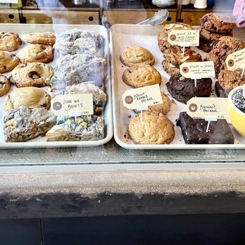 Paquebot Vieux Mtl - Baked goods and pastry display case YUM - Coffee & Tea Near Me - Montreal, Quebec Paquebot Vieux Mtl - Baked goods and pastry display case YUM - Coffee & Tea Near Me - Montreal, Quebec
