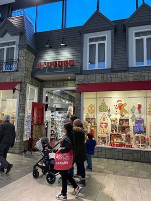 CF Carrefour Laval by null