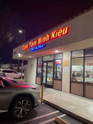 Com Tam Ninh Kieu by null