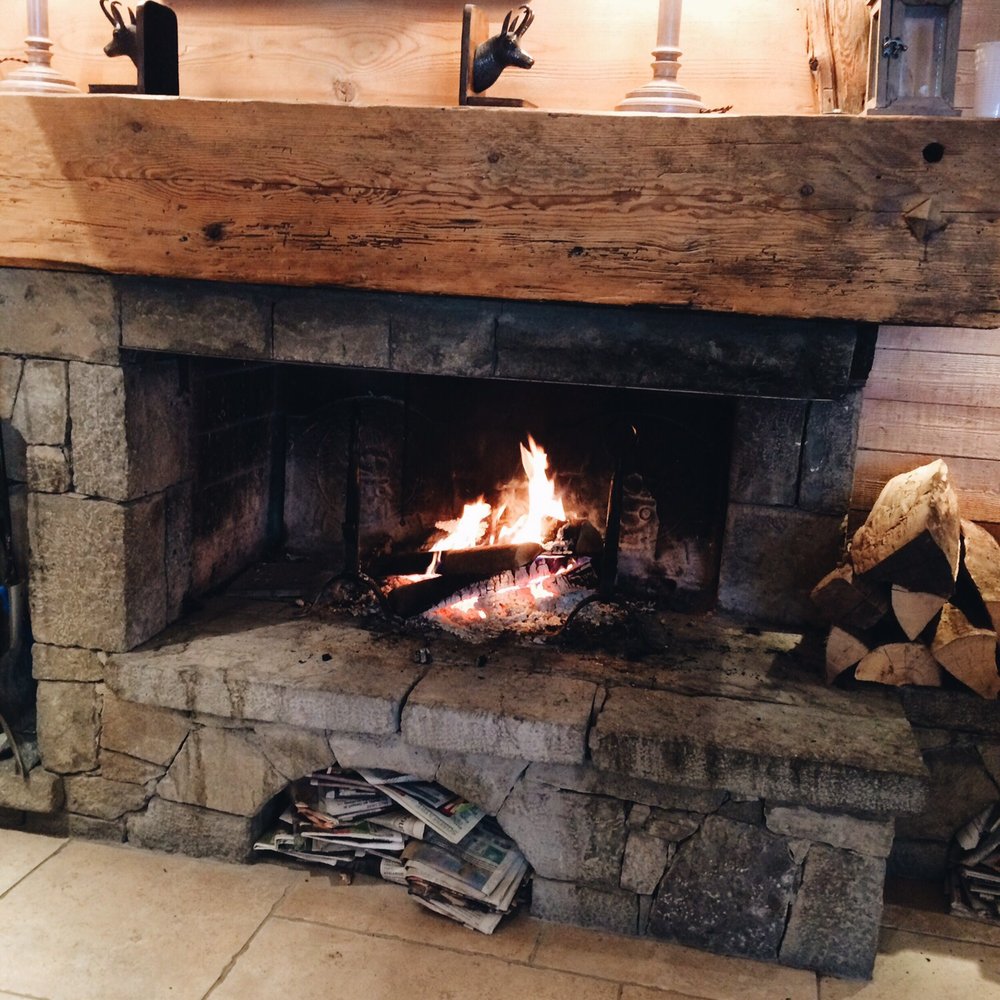 Beauregard - The lobby is good place to relax after skiing - French Near Me - La Clusaz, 74