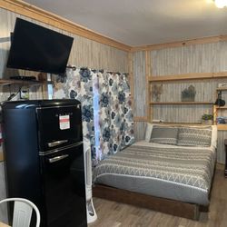 Leadville Motor Lodge - Fridge & tv
