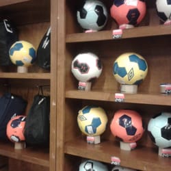 Outlet Deportes - Muchas pelotas.