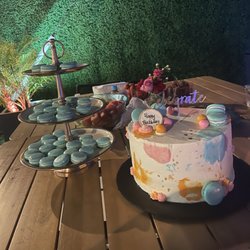 The Good Cake Company - Custom-made birthday cake and macarons
