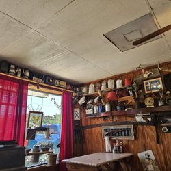 Dave's Smokehouse - Divey vibes