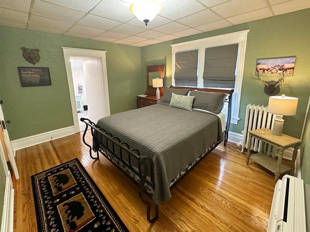 CRAMER FAMILY MOUNTAIN INN Updated May 2024 23 Photos 302 S