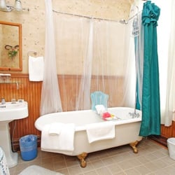 1898 Waverly Inn - Wild Geranium Bathroom