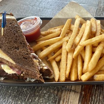 Mare Island Brewing - Ferry Taproom - Pastrami reuben - Breweries Near Me - Vallejo, California