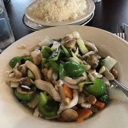 Heng Fung Restaurant - Chicken with cashews and white rice