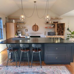 The Saltbox Greenport - Kitchen, island, breakfast nook