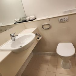 Novotel Queenstown Lakeside Hotel - bathroom