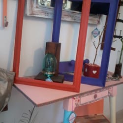 Barquito de papel - Además de tarjetería, es posible comprar objetos de diseño en madera.