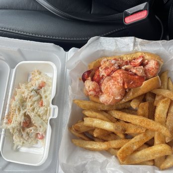 Bobby’s Farmhouse Kitchen - Connecticut roll crispy fries and Cole slaw - Food Trucks Near Me - Chesapeake, Virginia Bobby’s Farmhouse Kitchen - Connecticut roll crispy fries and Cole slaw - Food Trucks Near Me - Chesapeake, Virginia