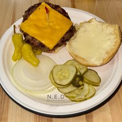 The Shamrock Pub - Cheeseburger