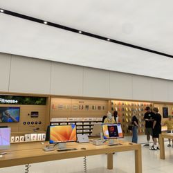 Apple Chandler Fashion Center - Busy day but going quickly
