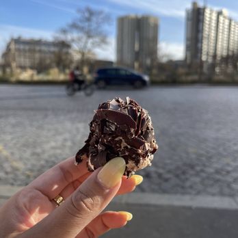 Aux Merveilleux de Fred - Patisserie/Cake Shop Near Me - Paris, 75