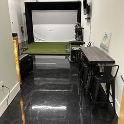 910 Golf Simulator and Lounge - Golf simulator