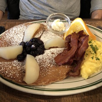 La Note - Lemon gingerbread pancakes with bacon, eggs with goat cheese. - French Near Me - Berkeley, California La Note - Lemon gingerbread pancakes with bacon, eggs with goat cheese. - French Near Me - Berkeley, California