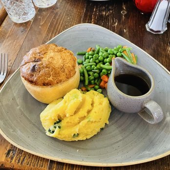 The Crown Liquor Saloon - Guiness Steak Pie. - Pubs Near Me - Belfast, BFS