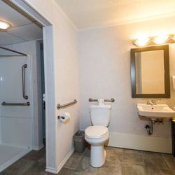 Coast High Country Inn - Coast High Country Accessible Comfort Queen Bathroom
