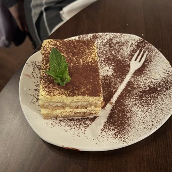 Petterinos - Tiramisu - American Near Me - Chicago, Illinois