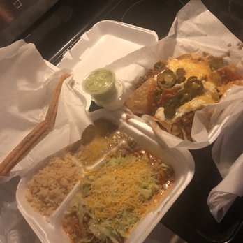 Los Favoritos - Chili rilleno & cheese quesadilla combo w/ Los Fav nachos & a churro. - Mexican Near Me - Apache Junction, Arizona