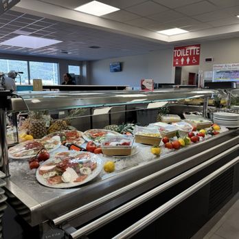 Sarni Grill - Cold bar with caprese salad, pasta salad, cured meats and cheeses - Fast Food Near Me - Santa Croce, CE