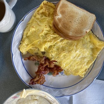 Diner @ Maple Street - Meat lover's omelette, toast, bacon, and grits - Diners Near Me - Rochester, New York