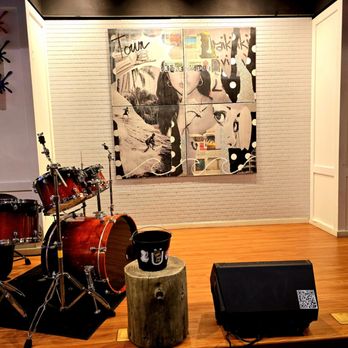 Secret Spot Honolulu - Stage area - live music nightly - Bars Near Me - Honolulu, Hawaii Secret Spot Honolulu - Stage area - live music nightly - Bars Near Me - Honolulu, Hawaii