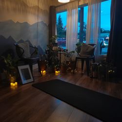BendnMove - Cozy, warm lights, sanctuary-esque space. Feels good to just be here