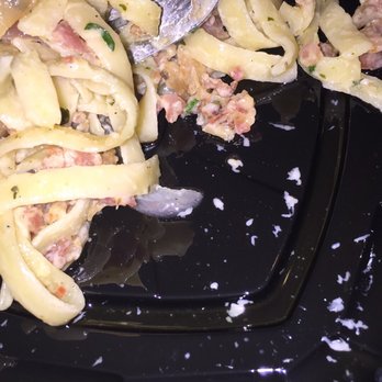 Farrelli's Pizza - Oil from my bacon and Parmesan cheese I added. No Alfredo Sauce on my Fettuccine Alfredo. - Pizza Near Me - Sumner, Washington