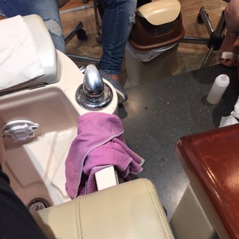 4 U Nails - Dirty towel used on my feet after they wiped down the pedispa basin. - Nail Salons Near Me - Edgewater, New Jersey