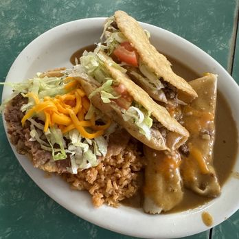 Lala's Cafe - Large Mexican Plate - Mexican Near Me - Mirando City, Texas Lala's Cafe - Large Mexican Plate - Mexican Near Me - Mirando City, Texas