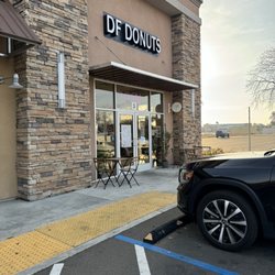 DF Donuts - Outside