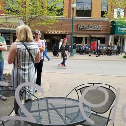 Enjoyable afternoon people watching and eating cupcakes!