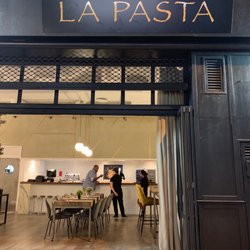 La Pasta - Outside looking inside