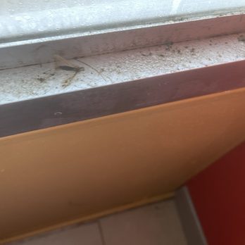 Rodeway Inn University - Windowsills looks like they have not been cleaned in months - Hotels Near Me - Newark, Delaware