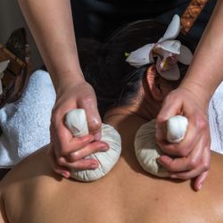 Lanna Thai Massage - Massage aux ballotins d'herbes thaïlandaises -30$ sur le 90 minutes, le mardi.
