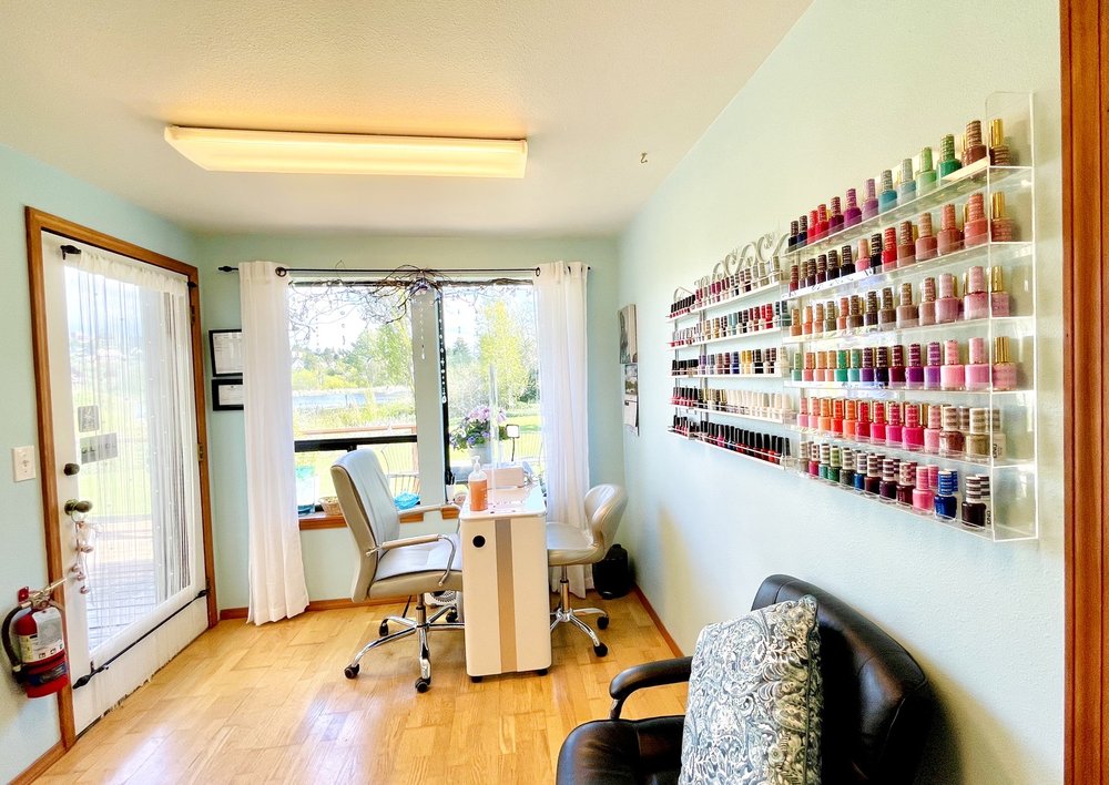 Uyen’s Nail Care Logo