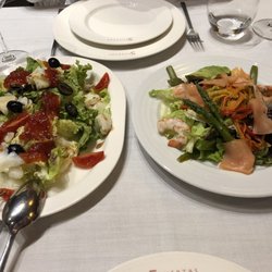 Ensalada de mermelada de tomate y de aguacate con salmón y gambas