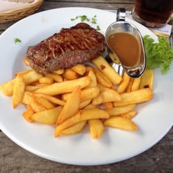 Hotel Kastanienhof - Argentinisches Rumpsteak mit Pfeffersauce und Pommes Frites