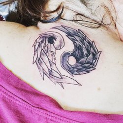 Neon Crab Tattoo & Piercing