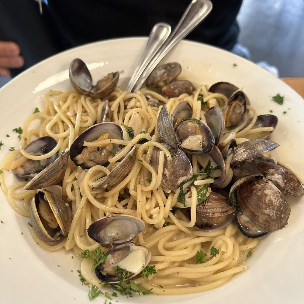 Fumo - Spaghetti Vongole - Italian Near Me - New York, New York Fumo - Spaghetti Vongole - Italian Near Me - New York, New York