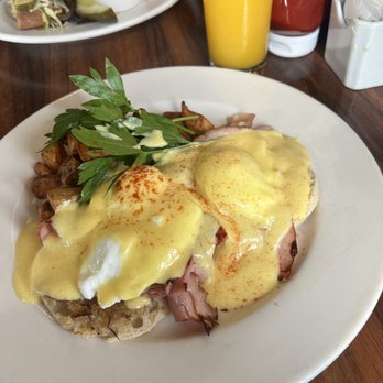 The Kettle - Eggs Benedict - Diners Near Me - Manhattan Beach, California