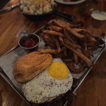 Retreat Gastropub - Farmhouse burger - Cocktail Bars Near Me - Saint Louis, Missouri