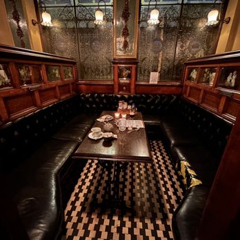 The Crown Liquor Saloon - Private Table - Pubs Near Me - Belfast, BFS